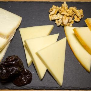 Selecție de brânzeturi românești maturate, prune și nuci 200g