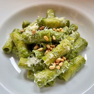 Paste cu sos “pesto genovese” şi roşii cherry
