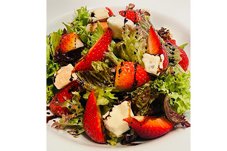 Salată mixtă cu căpșune și brânză Gorgonzola
